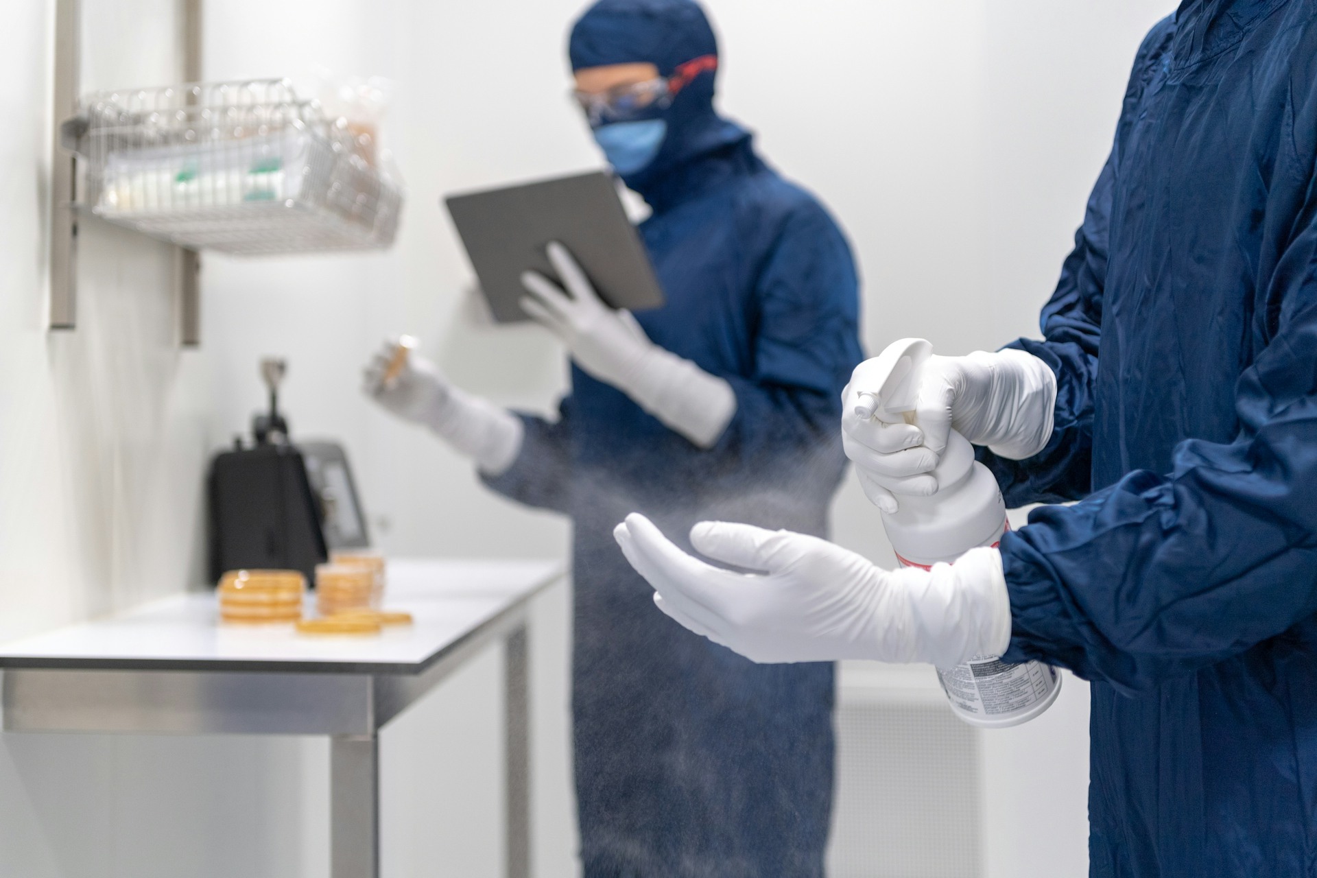 Personas en trajes de protección en laboratorio